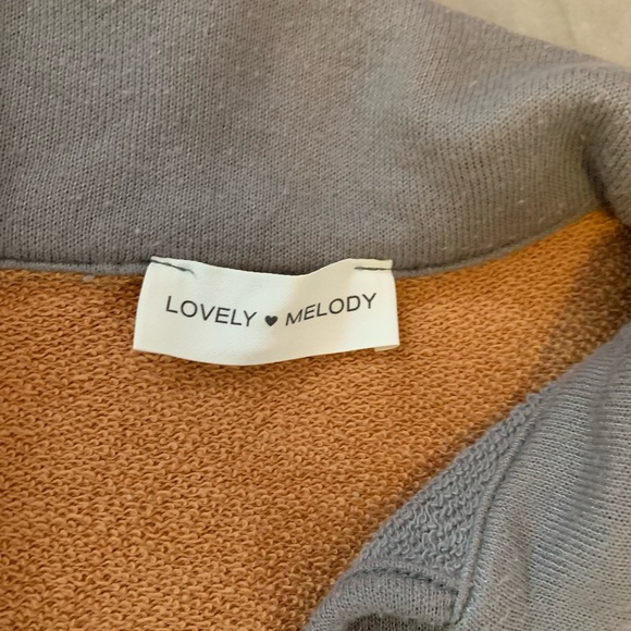 Lovely Melody size medium retro-looking popover v-neck collared lightweight EUC - Picture 4 of 7